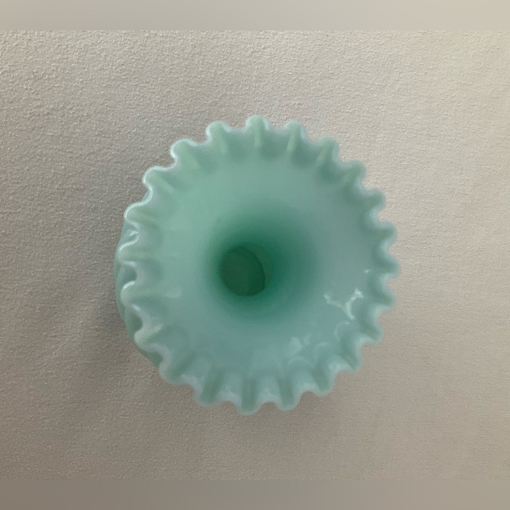 Fenton Swirl Vase in Pastel Mint Green Milk Glass - 1950s - Picture 6 of 10